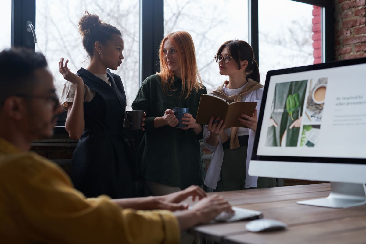 Instructor facilitating an AI income skills session